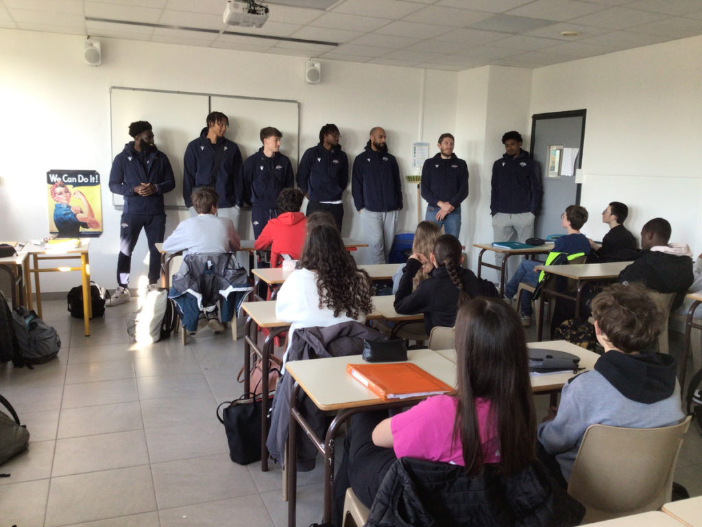 L'équipe PRO du CEP Breizh Basket de Lorient en cours d'anglais au collège 2024 2